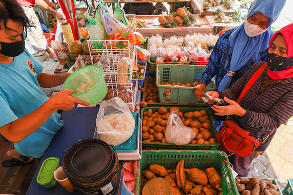 Warga memilih buah kolang-kaling atau buah atap di salah satu pasar di kawasan Jakarta Selatan, Jumat (7/5/2021).
