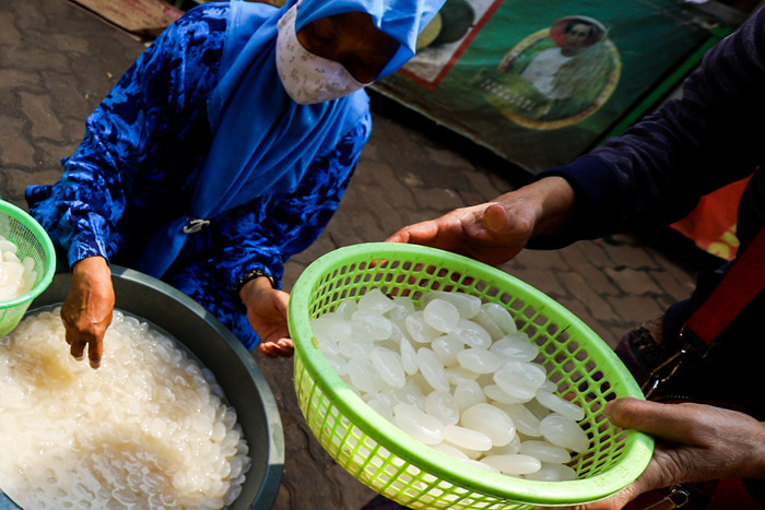 Warga memilih buah kolang-kaling atau buah atap di salah satu pasar di kawasan Jakarta Selatan, Jumat (7/5/2021).