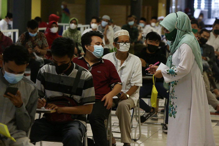 Para jamaah yang sudah mendapatkan slot kuota mengambil ID Card untuk Shalat Idul Fitri 1442 H di Masjid Al-Akbar Surabaya (MAS), Jawa Timur, Jumat (7/5/2021).