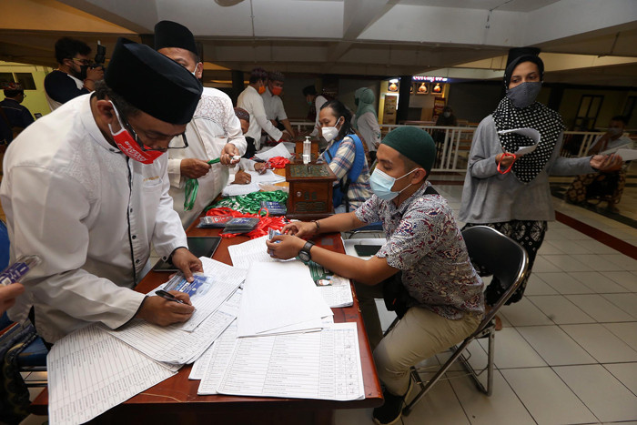 Para jamaah yang sudah mendapatkan slot kuota mengambil ID Card untuk Shalat Idul Fitri 1442 H di Masjid Al-Akbar Surabaya (MAS), Jawa Timur, Jumat (7/5/2021).