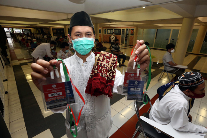 Para jamaah yang sudah mendapatkan slot kuota mengambil ID Card untuk Shalat Idul Fitri 1442 H di Masjid Al-Akbar Surabaya (MAS), Jawa Timur, Jumat (7/5/2021).
