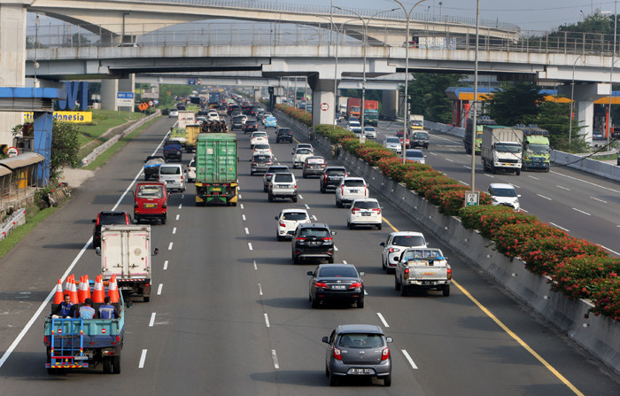 Pengendara melintas di tol jagorawi menuju Bogor di kawasan TMII, Jakarta Timur, Jumat (7/5/2021).