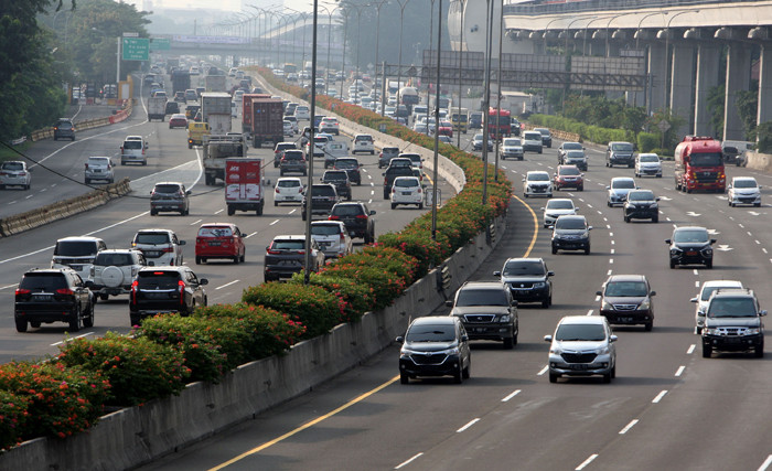 Pengendara melintas di tol jagorawi menuju Bogor di kawasan TMII, Jakarta Timur, Jumat (7/5/2021).