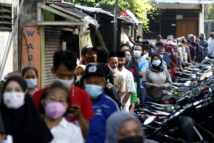 Warga Rela Mengantri Panjang Untuk Mendapatkan Bst Di Kota Tangerang 0167