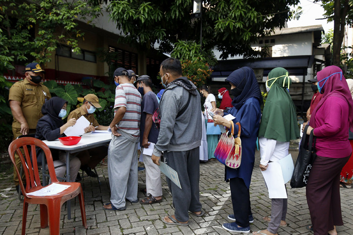 Warga Rela Mengantri Panjang Untuk Mendapatkan Bst Di Kota Tangerang 5748