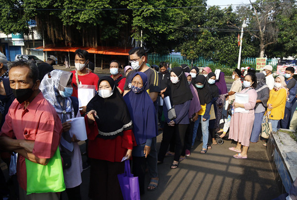 Warga antri untuk mendapatkan Bantuan Sosial Tunai (BST) di Kantor Kelurahan Kreo, Kelurahan Larangan, Kota Tangerang, Banten, Sabtu (8/5/2021).