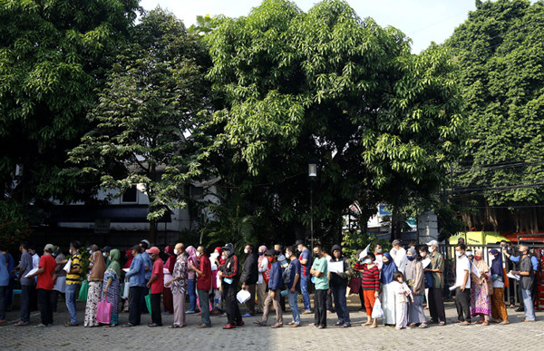Warga antri untuk mendapatkan Bantuan Sosial Tunai (BST) di Kantor Kelurahan Kreo, Kelurahan Larangan, Kota Tangerang, Banten, Sabtu (8/5/2021).
