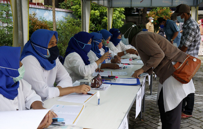 Warga antri untuk mendapatkan Bantuan Sosial Tunai (BST) di Kantor Kelurahan Kreo, Kelurahan Larangan, Kota Tangerang, Banten, Sabtu (8/5/2021).