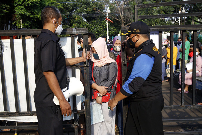 Warga antri untuk mendapatkan Bantuan Sosial Tunai (BST) di Kantor Kelurahan Kreo, Kelurahan Larangan, Kota Tangerang, Banten, Sabtu (8/5/2021).