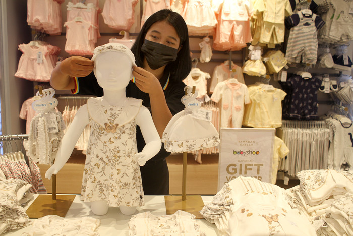 Pekerja menata pakaian bayi di gerai Babyshop di kawasan Pondok Indah Mall (PIM), Jakarta, Jumat (7/5/2021).