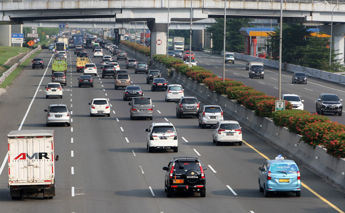 Pengendara melintas di jalan tol Jagorawi menuju Bogor di kawasan TMII, Jakarta Timur, Sabtu (8/5/2021).