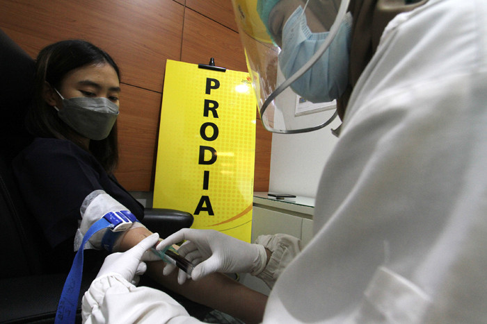 Petugas medis prodia mengambil sampel darah pasien di Laboratorium Klinik Prodia Kramat di Jakarta, Sabtu (8/5/2021).