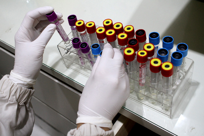 Petugas medis prodia mengambil sampel darah pasien di Laboratorium Klinik Prodia Kramat di Jakarta, Sabtu (8/5/2021).