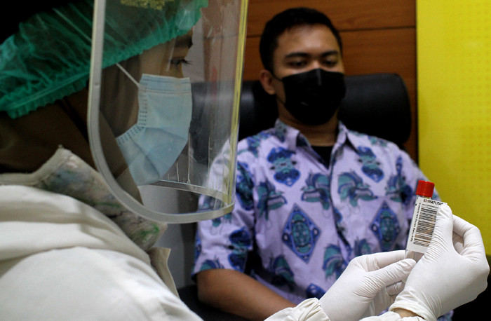 Petugas medis prodia mengambil sampel darah pasien di Laboratorium Klinik Prodia Kramat di Jakarta, Sabtu (8/5/2021).