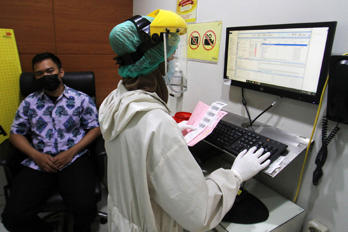 Petugas medis prodia mengambil sampel darah pasien di Laboratorium Klinik Prodia Kramat di Jakarta, Sabtu (8/5/2021).