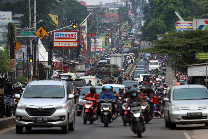 Kendaraan terjebak kemacetan di Jalan Jakarta-Bogor di kawasan Pasar Parung, Bogor, Jawa Barat, Sabtu (8/5/2021).