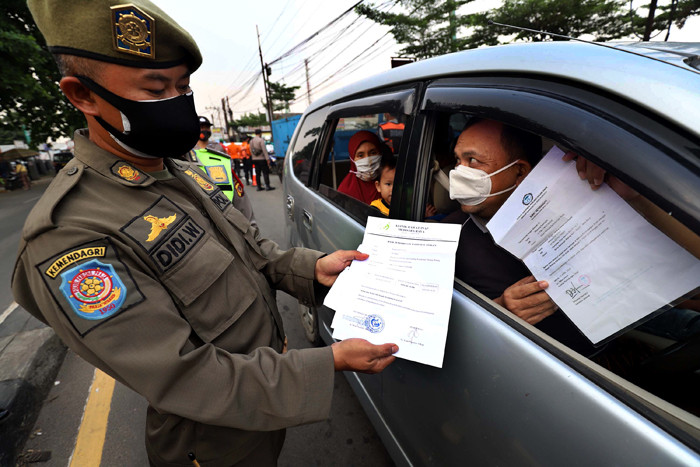 Petugas gabungan melakukan penyekatan arus mudik di kawasan Parung, Bogor, Sabtu (8/5/2021).