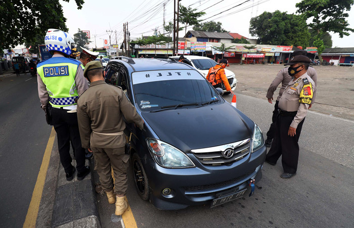 Petugas gabungan melakukan penyekatan arus mudik di kawasan Parung, Bogor, Sabtu (8/5/2021).