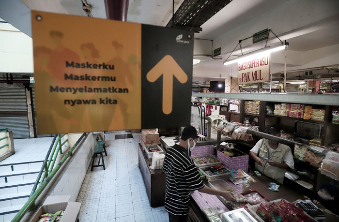 Pedagang merapikan dagangannya di Pasar Kramat Jati, Jakarta Timur, Sabtu (8/5/2021).