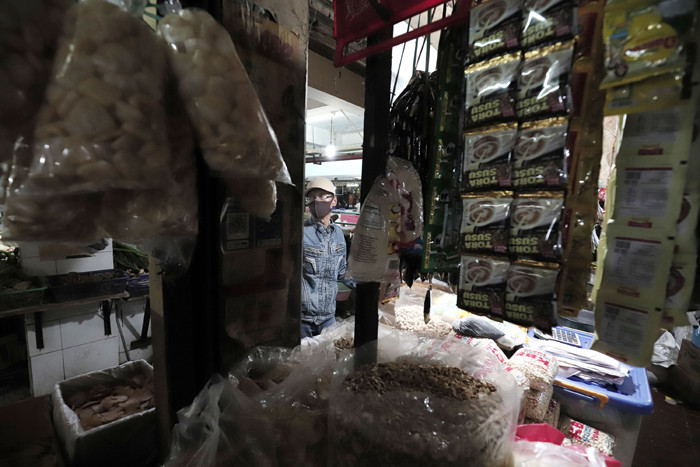 Pedagang merapikan dagangannya di Pasar Kramat Jati, Jakarta Timur, Sabtu (8/5/2021).