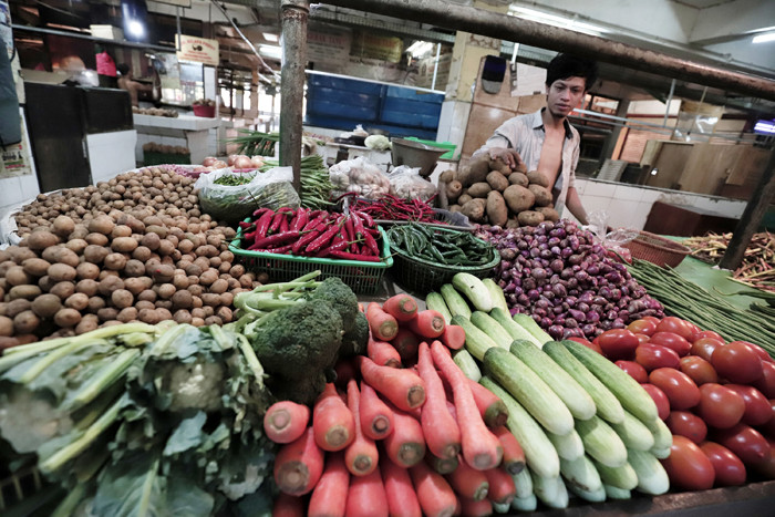 Pedagang merapikan dagangannya di Pasar Kramat Jati, Jakarta Timur, Sabtu (8/5/2021).