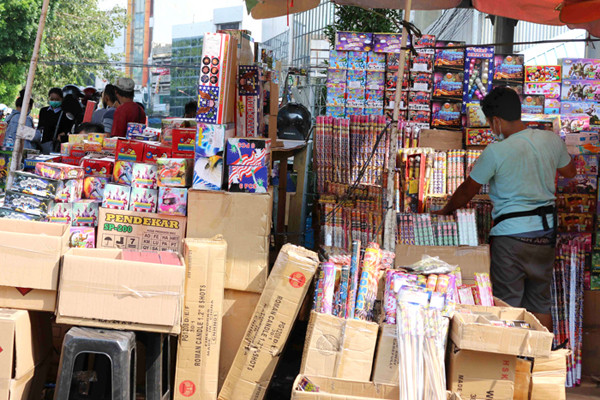 Warga membeli petasan dan kembang api di Pasar Asemka Jakarta, Sabtu (8/5/2021).