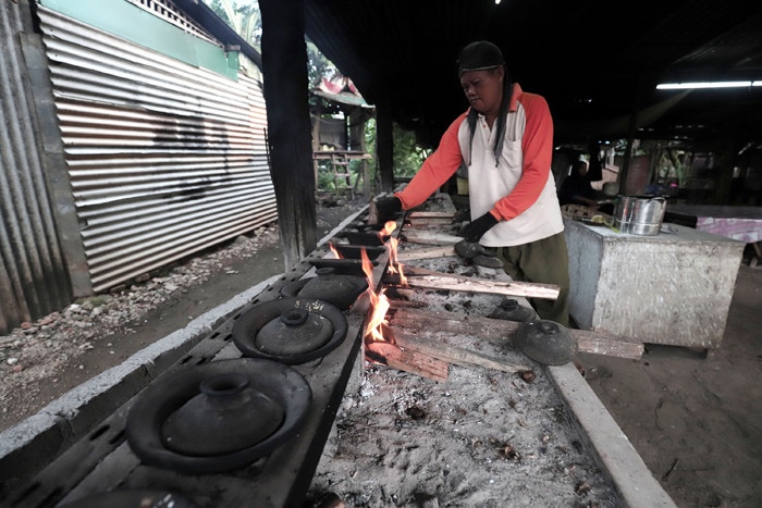 Warga membuat kue serabi di kawasan Jalan Legok, Kota Bekasi, Jawa Barat, Sabtu (8/5/2021).