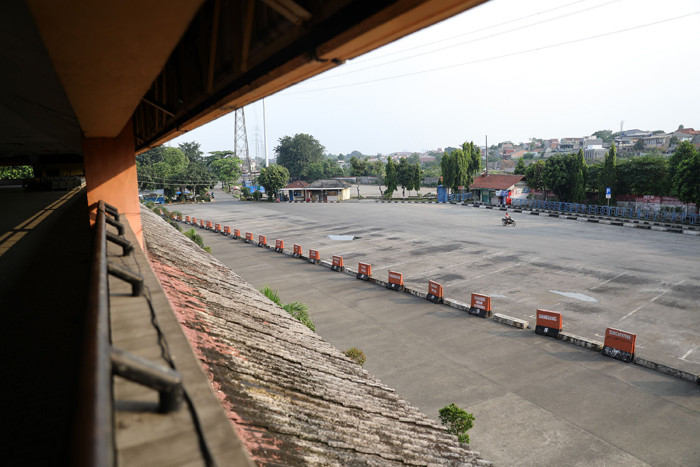 Aktivitas Terminal Kampung Rambutan sepi di Jakarta, Jumat (7/5/2021).