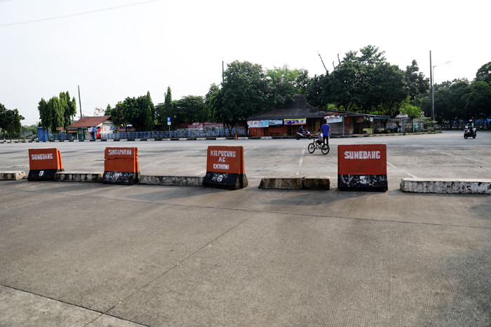 Aktivitas Terminal Kampung Rambutan sepi di Jakarta, Jumat (7/5/2021).