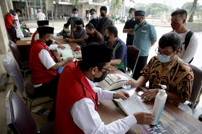 Umat Islam membayar zakat fitrah melalui amil zakat di Masjid Istiqlal, Jakarta, Sabtu (8/5/2021).