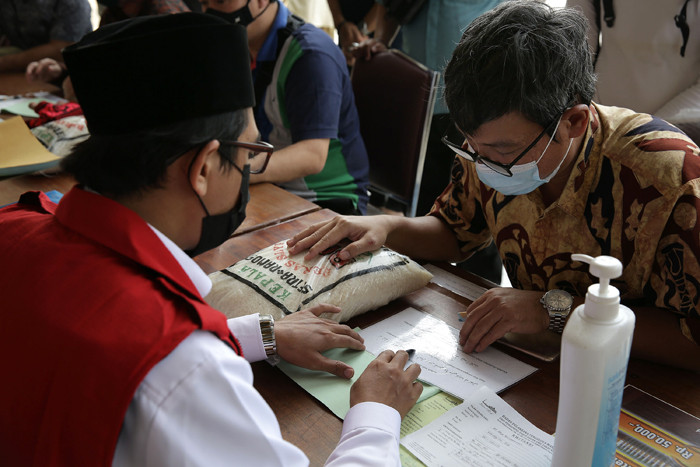 Umat Islam membayar zakat fitrah melalui amil zakat di Masjid Istiqlal, Jakarta, Sabtu (8/5/2021).