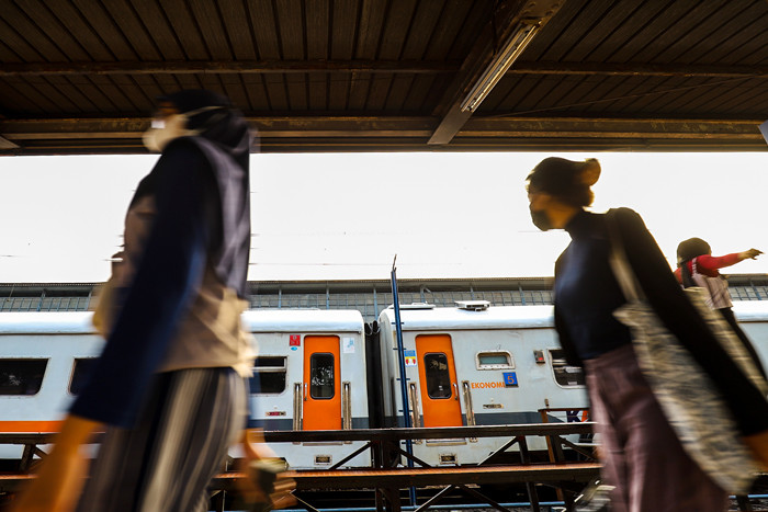 Penumpang menunggu kereta rel listrik (KRL) di Stasiun Pasar Senen, Jakarta Pusat, Minggu (9/5/2021).