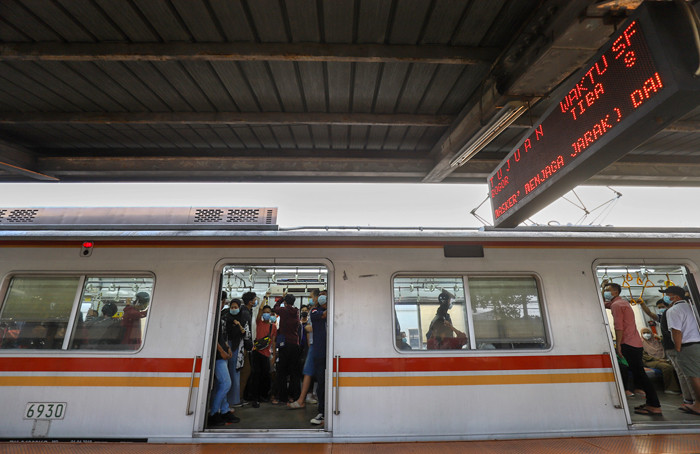 Penumpang menunggu kereta rel listrik (KRL) di Stasiun Pasar Senen, Jakarta Pusat, Minggu (9/5/2021).