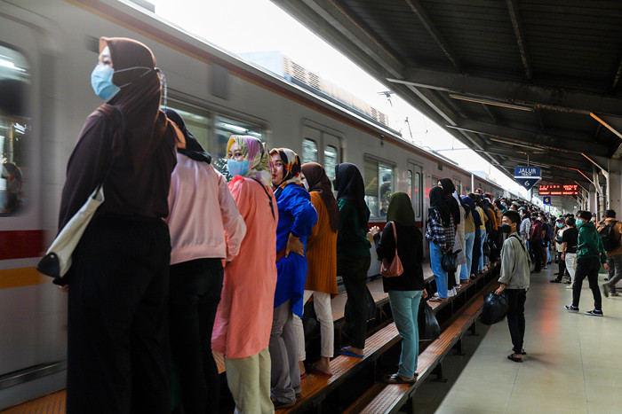 Penumpang menunggu kereta rel listrik (KRL) di Stasiun Pasar Senen, Jakarta Pusat, Minggu (9/5/2021).