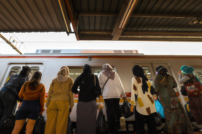Penumpang menunggu kereta rel listrik (KRL) di Stasiun Pasar Senen, Jakarta Pusat, Minggu (9/5/2021).