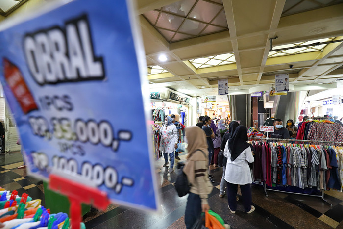 Pengunjung antusias berbelanja pakaian di Pasar Tanah Abang, Jakarta Pusat, Minggu (9/5/2021).