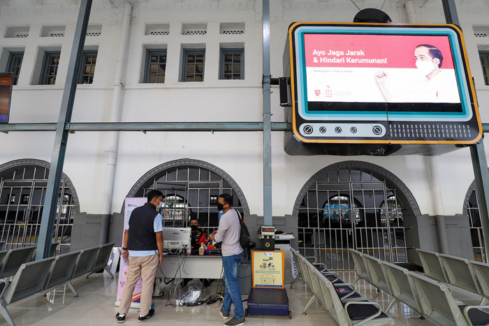 Suasana di Stasiun Pasar Senen tampak sepi di Jakarta Pusat, Minggu (9/5/2021).