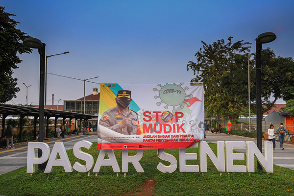 Suasana di Stasiun Pasar Senen tampak sepi di Jakarta Pusat, Minggu (9/5/2021).