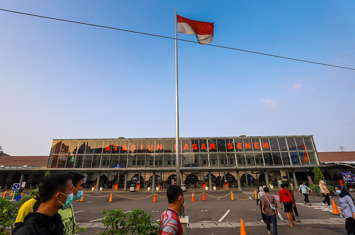 Suasana di Stasiun Pasar Senen tampak sepi di Jakarta Pusat, Minggu (9/5/2021).