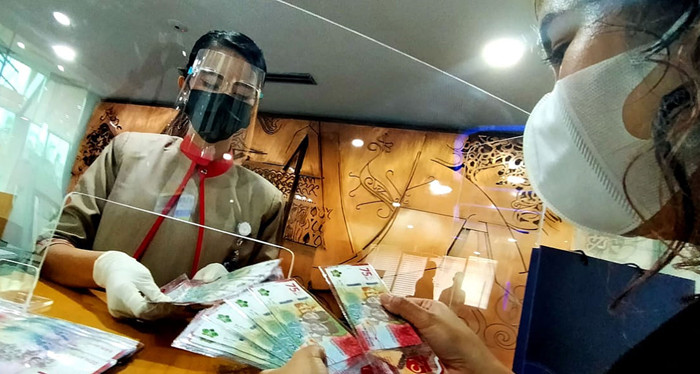 Nasabah PT Bank Tabungan Negara (Persero) Tbk sedang menghitung uang tunai pecahan Rp75 ribu di Kantor Cabang Bank BTN Jakarta Harmoni, di Jakarta, pekan ini.
