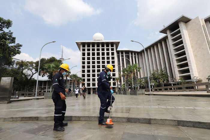 Petugas PLN mendeteksi jaringan listrik untuk memastikan keandalan saluran kabel jelang Idul Fitri 14421 H di Masjid Istiqal, Jakarta, Senin (10/5/2021).