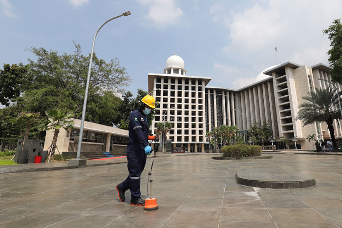Petugas PLN mendeteksi jaringan listrik untuk memastikan keandalan saluran kabel jelang Idul Fitri 14421 H di Masjid Istiqal, Jakarta, Senin (10/5/2021).
