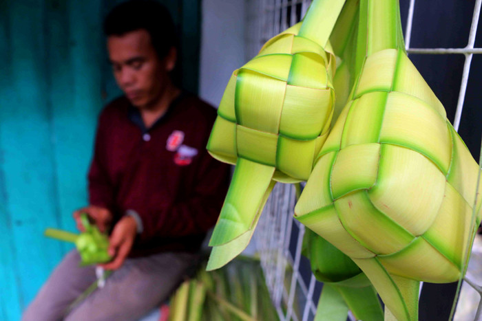 Pengrajin membuat ketupat lebaran di kawasan Pasar Kemayoran, Jakarta Pusat, Senin (10/5/2021).