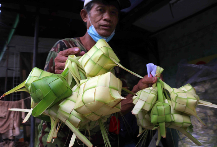 Pengrajin membuat ketupat lebaran di kawasan Pasar Kemayoran, Jakarta Pusat, Senin (10/5/2021).