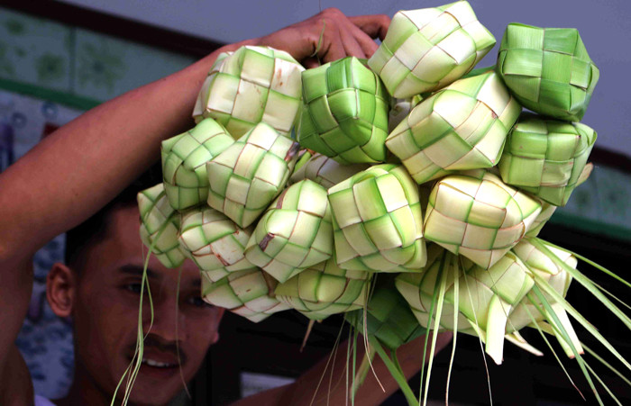 Pengrajin membuat ketupat lebaran di kawasan Pasar Kemayoran, Jakarta Pusat, Senin (10/5/2021).