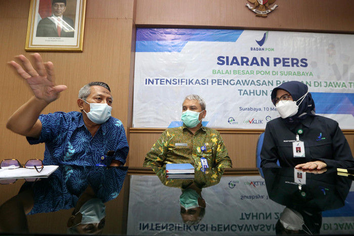 Kepala BPOM Surabaya Rustyawati, memaparkan hasil temuan pengawasan pangan selama Ramadan dan Idul Fitri di kantor Balai Besar POM, Surabaya, Senin (10/5/2021).