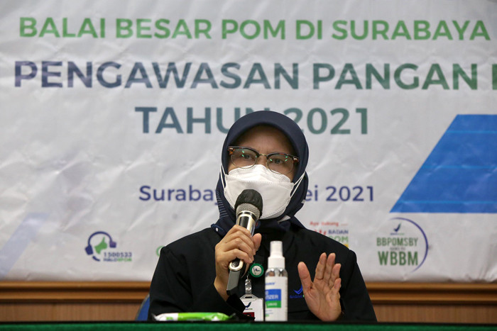 Kepala BPOM Surabaya Rustyawati, memaparkan hasil temuan pengawasan pangan selama Ramadan dan Idul Fitri di kantor Balai Besar POM, Surabaya, Senin (10/5/2021).
