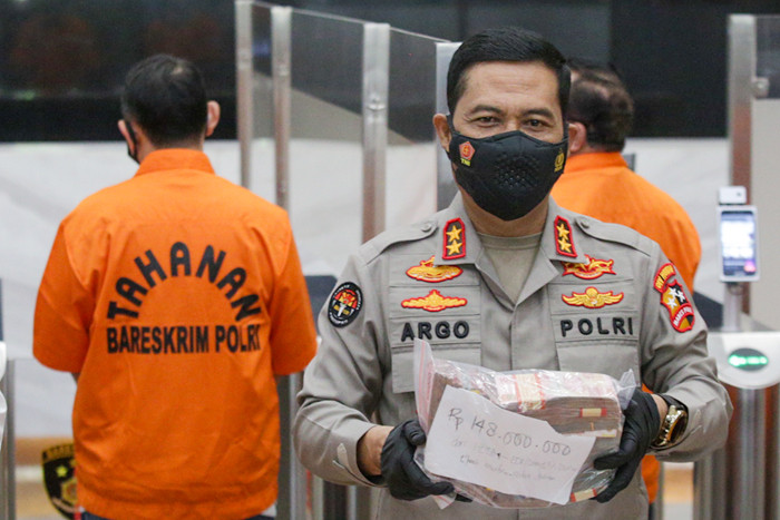 Kadiv Humas Polri Irjen Pol Argo Yuwono menunjukan barang bukti saat jumpa pers OTT Bupati Nganjuk di Bareskrim Polri, Jakarta, Selasa (11/5/2021).