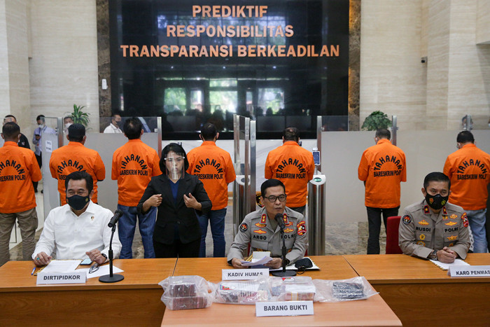 Kadiv Humas Polri Irjen Pol Argo Yuwono menunjukan barang bukti saat jumpa pers OTT Bupati Nganjuk di Bareskrim Polri, Jakarta, Selasa (11/5/2021).