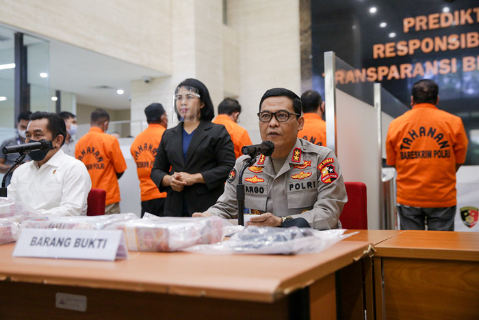 Kadiv Humas Polri Irjen Pol Argo Yuwono menunjukan barang bukti saat jumpa pers OTT Bupati Nganjuk di Bareskrim Polri, Jakarta, Selasa (11/5/2021).